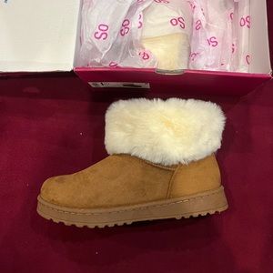 Ankle boot with fur trim